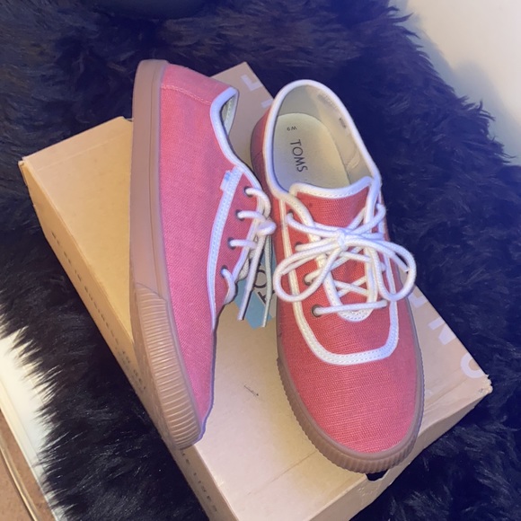 Toms - Picture 2 of 5